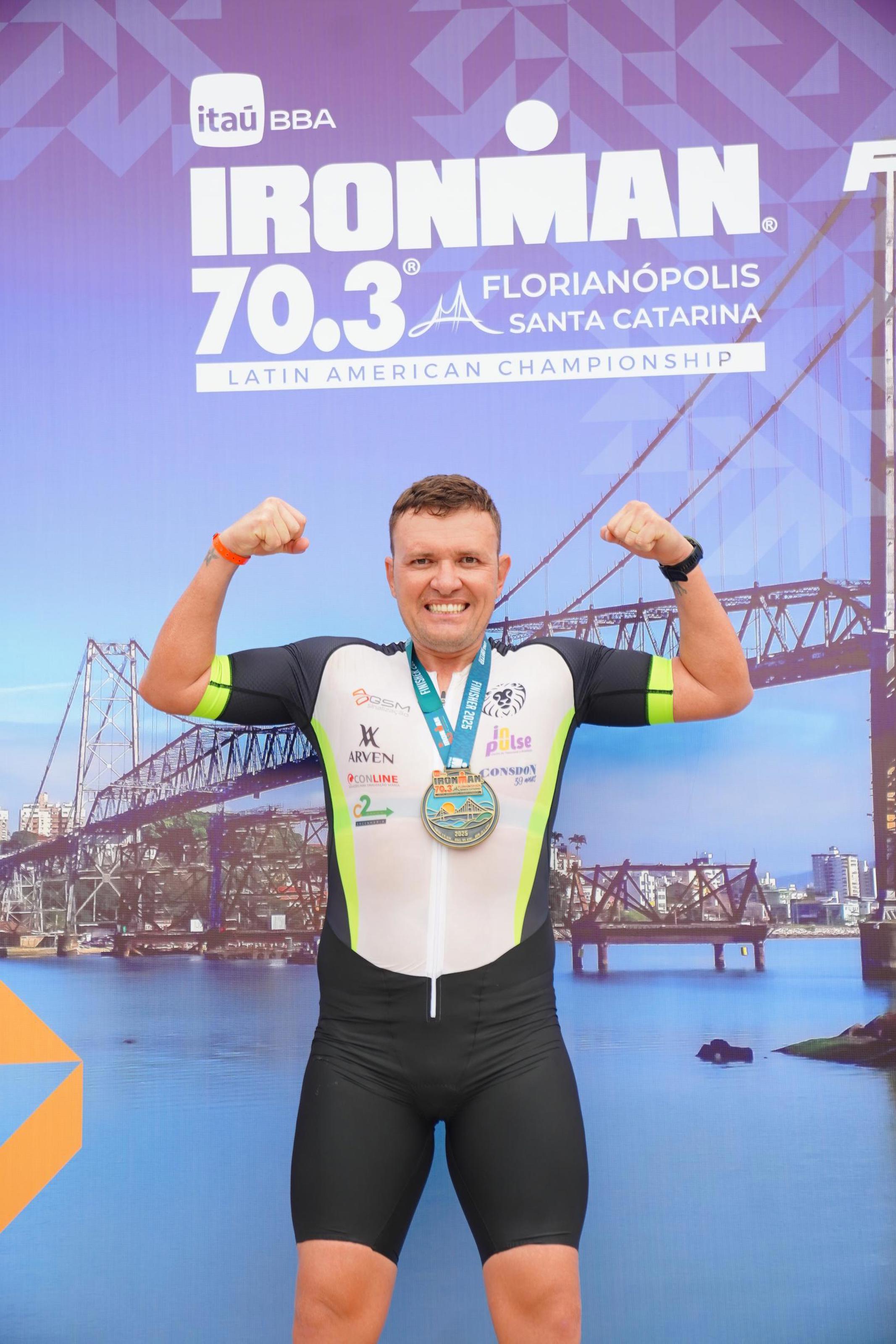 Eduardo Corrêa comemorando no Ironman 70.3 Florianópolis